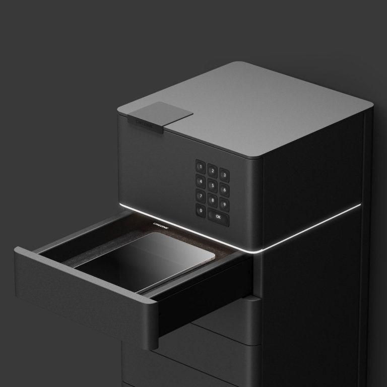 Armoire à objets de valeur avec tiroir ouvert et panneau de contrôle numérique.