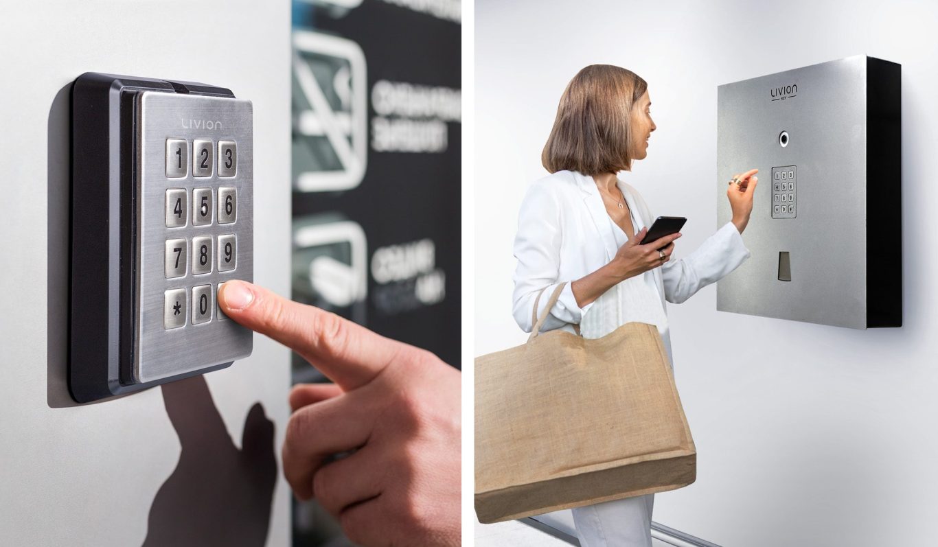 Clavier d'accès numérique et femme utilisant un  distributeur automatique de clés LivionKey30 avec un sac.