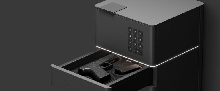 CREONE ValueBox Frameless noir ouvert avec une arme à feu à l'intérieur.