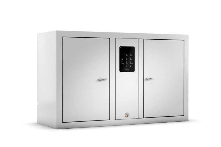 Armoire à objets blanche avec deux portes et un panneau de commande numérique.