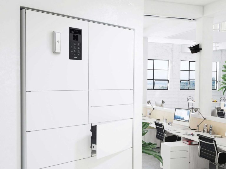 Casier blanc moderne dans un bureau lumineux avec des espaces de travail.