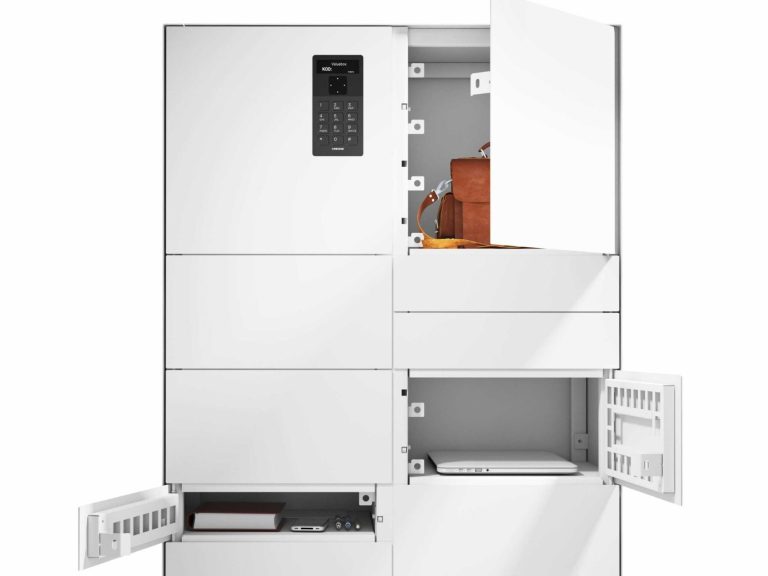 Armoire à objets blanche à portes ouvertes, montrant plusieurs compartiments.