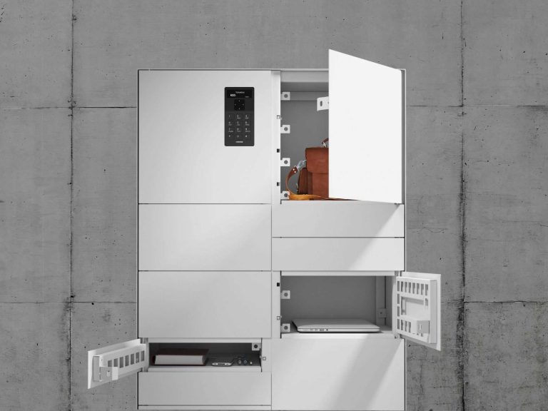 Armoire à objets moderne blanche avec plusieurs compartiments ouverts sur fond de béton.