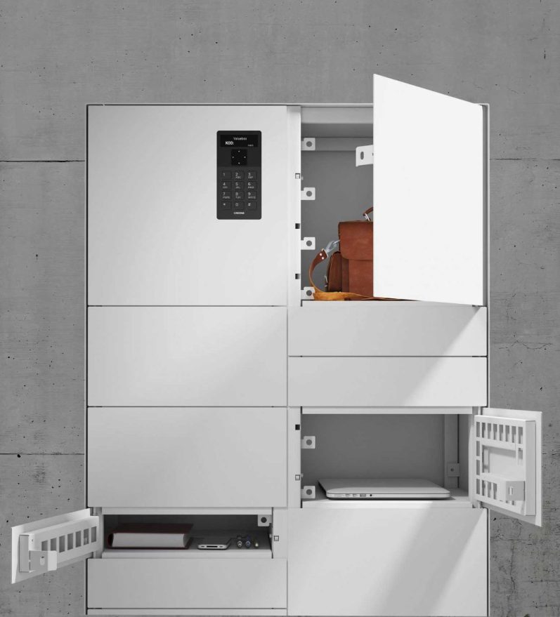 Armoire à objets de valeur blanche avec plusieurs compartiments ouverts.