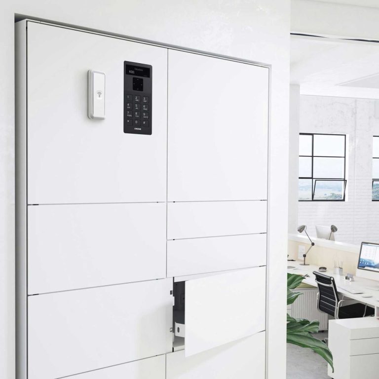 Casiers de rangement blancs avec clavier numérique, situé dans un bureau moderne.