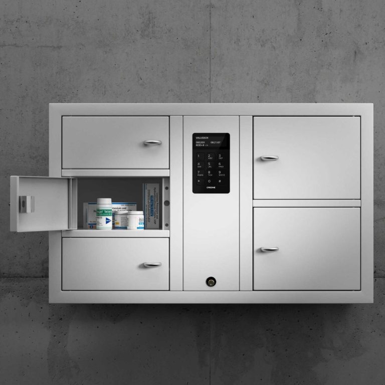 Armoire avec compartiments, contenant des médicaments et un panneau de contrôle numérique.